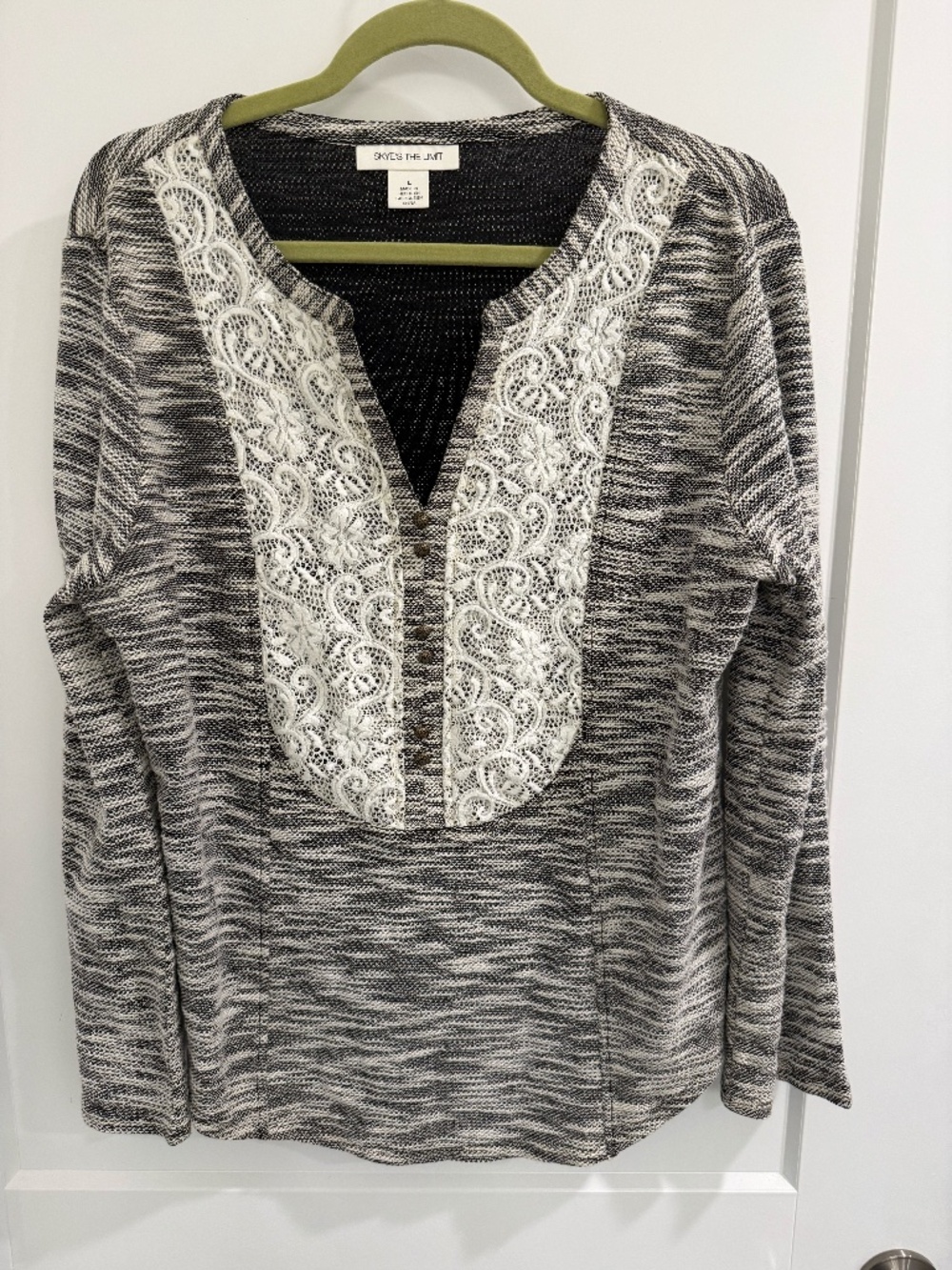 Skye's the limit, Black and Cream colored Top, Like New, Large